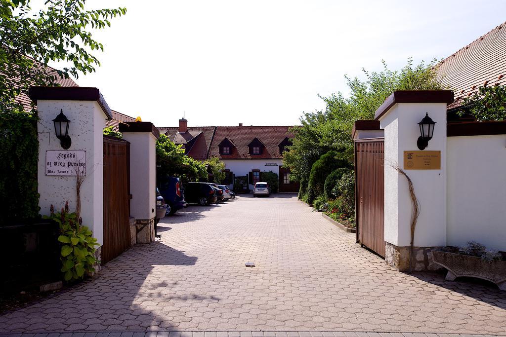 Fogado Az Oreg Preshez Hotel Mór Екстериор снимка