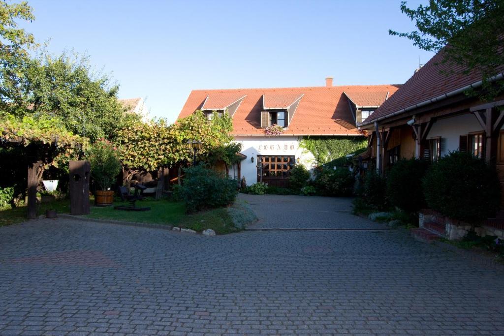 Fogado Az Oreg Preshez Hotel Mór Екстериор снимка